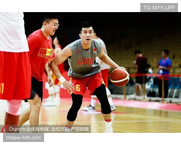 福登训练场展现超凡专注，稳健备战新赛季冲刺